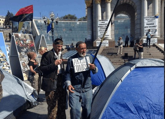 Дежавю? На Майдане разбили палатки и объявили голодовку
