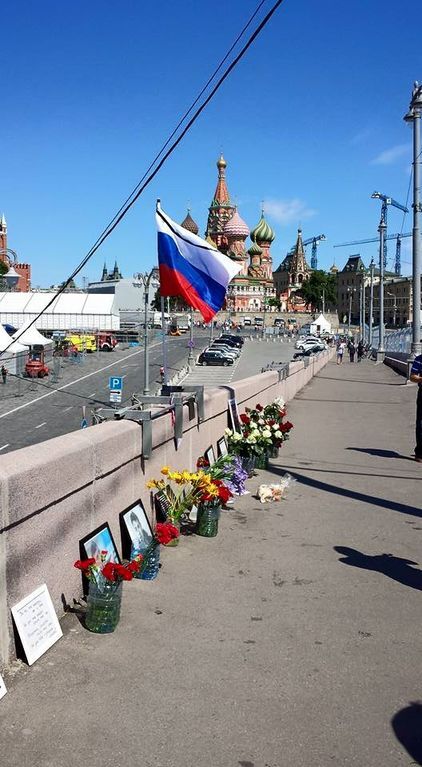 100 дней без Немцова: в Москве восстановили мемориал