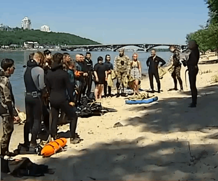 В Киеве аквалангисты вытащили со дна Днепра 200 кг мусора: фотофакт