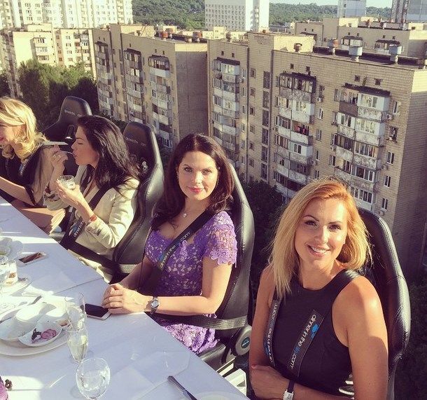 Яна Клочкова провела экстремальный ужин в воздухе: захватывающие фото