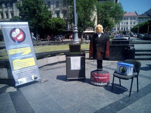 От души! В центре Львова все желающие могут "избить" Путина: фотофакт