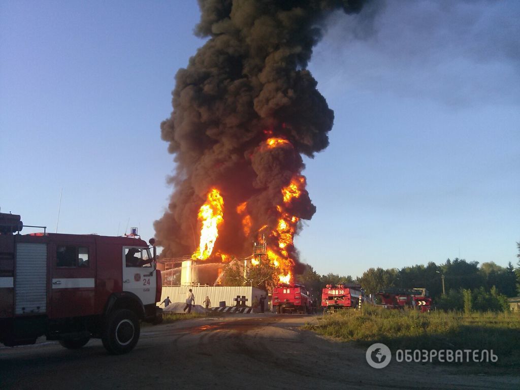 Полум'я заввишки з 9-поверхівку: опубліковані фото і відео масштабної пожежі на нафтобазі у Василькові