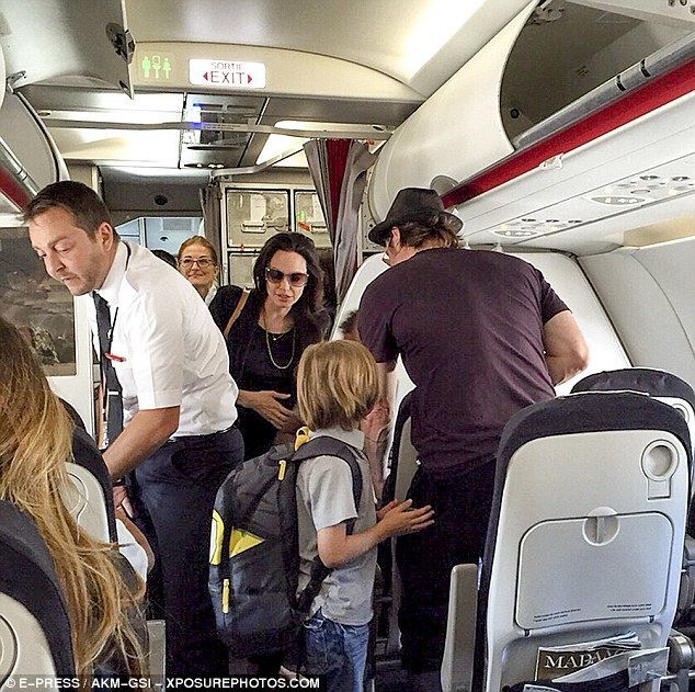 Джоли и Питт шокировали пассажиров рейса Париж-Ницца