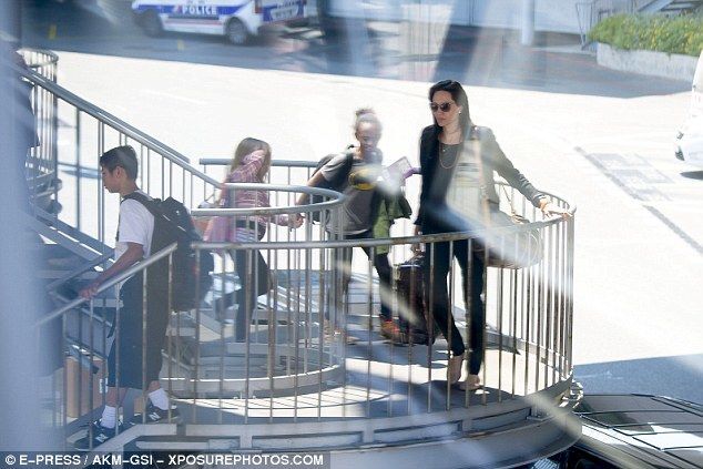 Джоли и Питт шокировали пассажиров рейса Париж-Ницца