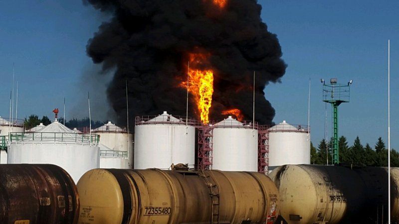 В Василькове вспыхнула нефтебаза: 4 резервуара с горючим в огне. Опубликованы фото