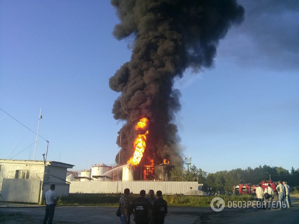 Полум'я заввишки з 9-поверхівку: опубліковані фото і відео масштабної пожежі на нафтобазі у Василькові