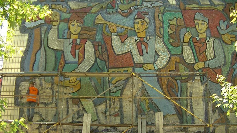 Со здания киевской школы исчезнет мозаика с пионерами: фотофакт