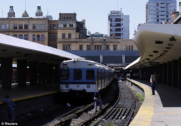 В Аргентине пассажирский поезд протаранил локомотив: около 50 жертв – фотофакт 