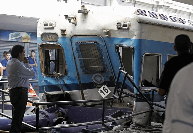 В Аргентине пассажирский поезд протаранил локомотив: около 50 жертв – фотофакт 