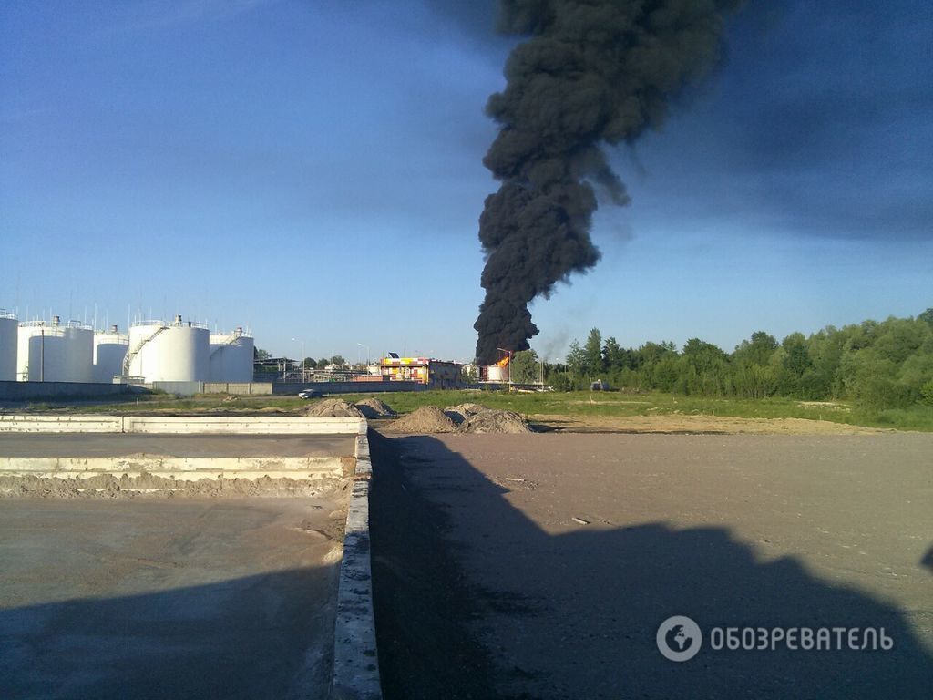 Пламя высотой с 9-этажку: опубликованы фото и видео масштабного пожара на нефтебазе в Василькове