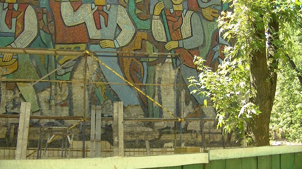 Со здания киевской школы исчезнет мозаика с пионерами: фотофакт
