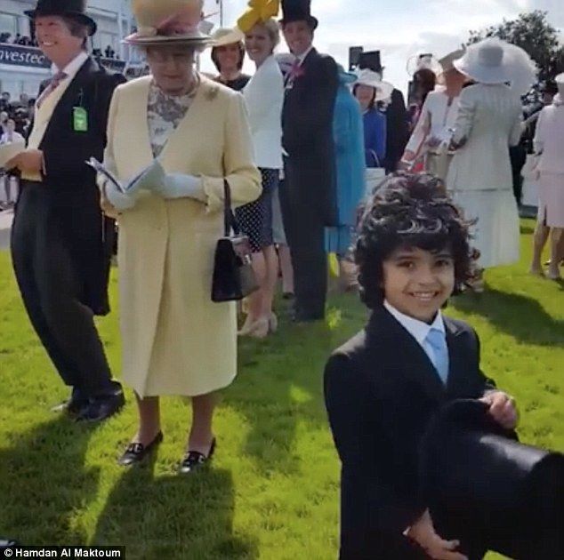 Маленький принц Дубая приветствовал королеву Англии, как настоящий джентльмен
