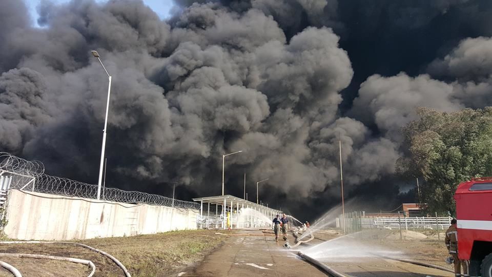 В Василькове пожарные остановили огонь: вероятность новых взрывов минимальна