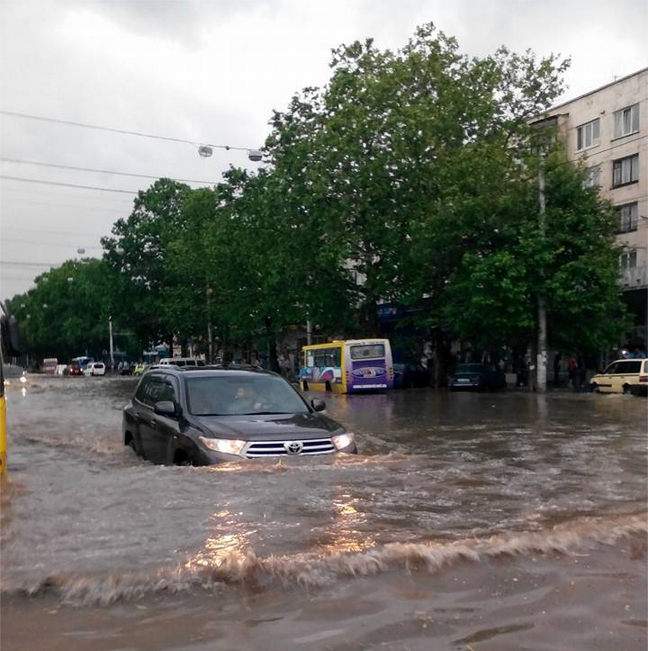 Симферополь захлебнулся летним ливнем: опубликованы фото и видео