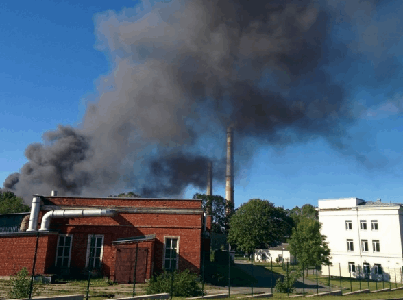 В Эстонии загорелся химзавод: целый город накрыло ядовитым дымом 