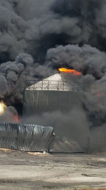 У Василькові пожежні зупинили вогонь: ймовірність нових вибухів мінімальна
