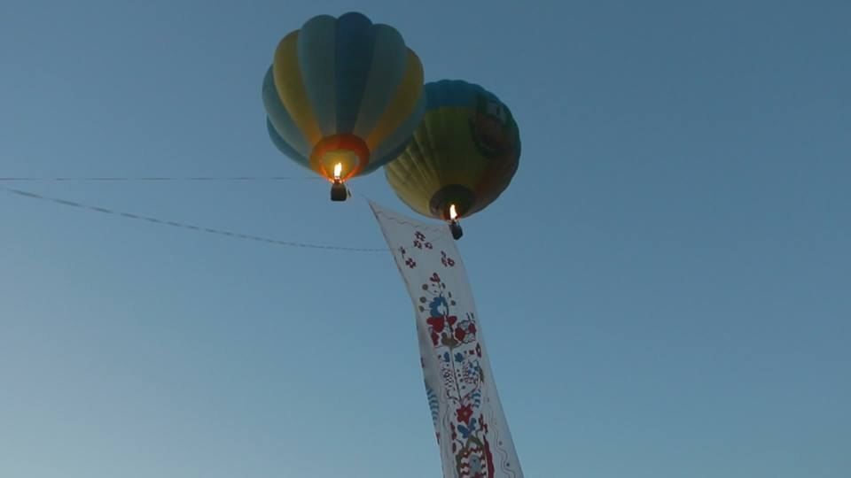 В небо над Киевщиной взлетел мега-рушник: опубликованы фото