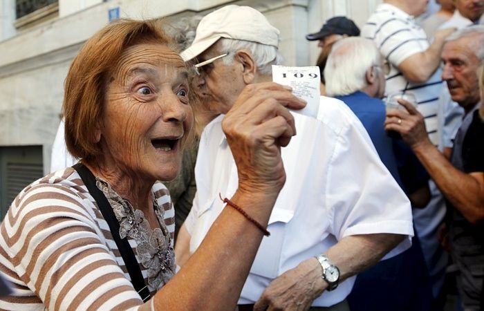 В Греции пенсионеры устроили давку у банкоматов: фоторепортаж