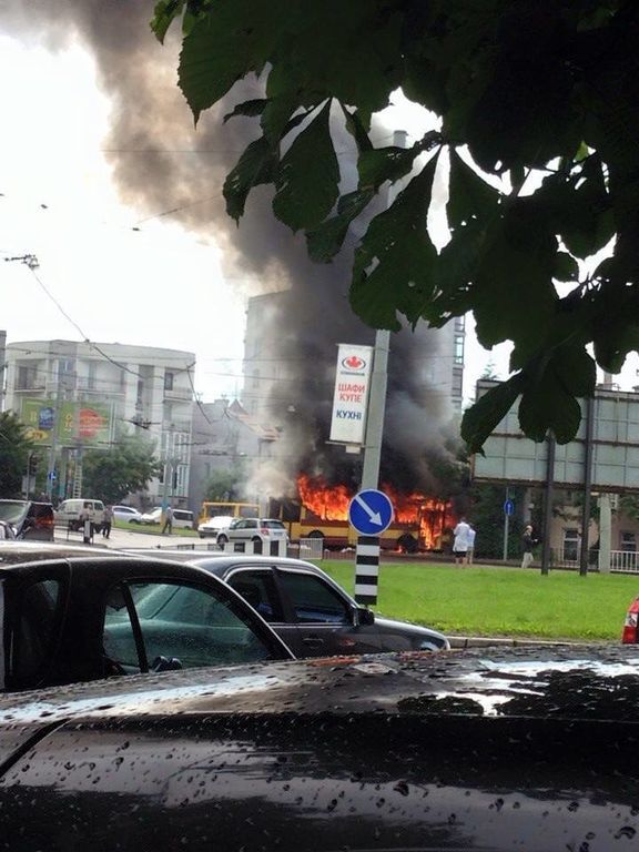 Во Львове пылающий троллейбус въехал в дом: фото и видео с места ЧП