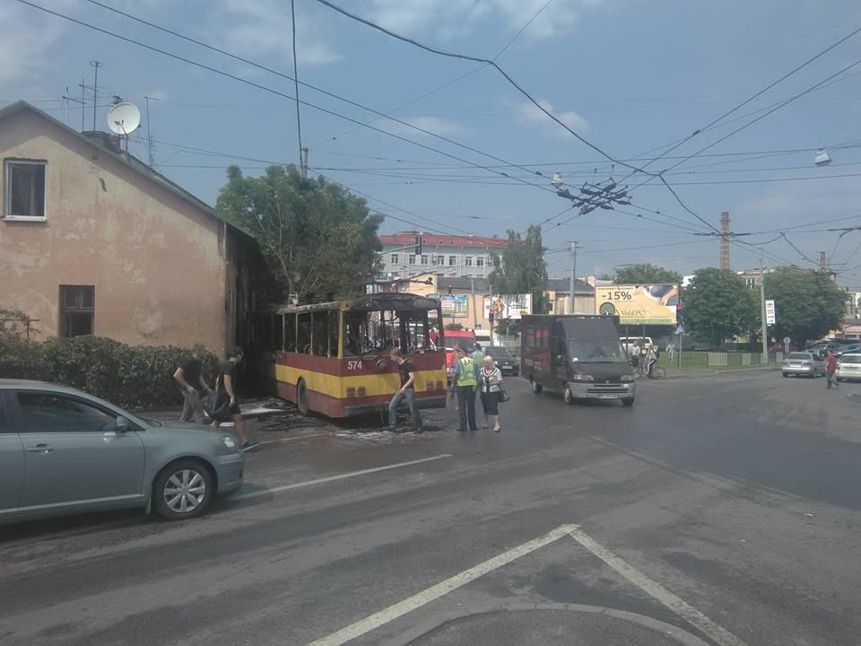 Во Львове пылающий троллейбус въехал в дом: фото и видео с места ЧП