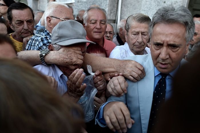 В Греции пенсионеры устроили давку у банкоматов: фоторепортаж