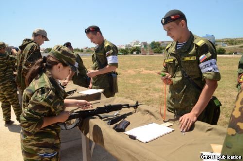 Окупанти звезли до Криму дітей з усієї Росії для змагань у спритності з автоматом: опубліковані фото