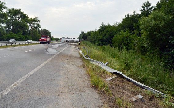 На Житомирщині дорогу залило рідким милом: спалахнула пожежа