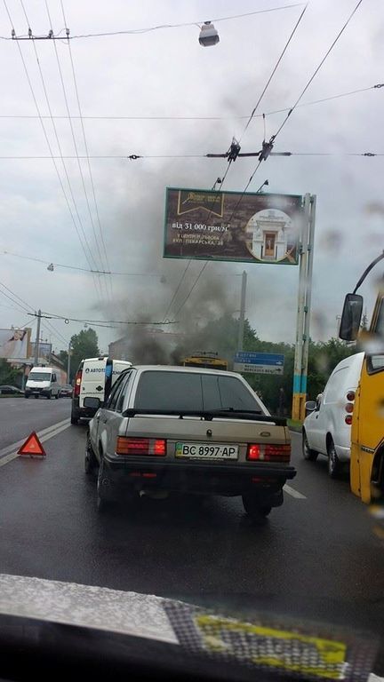 Во Львове пылающий троллейбус въехал в дом: фото и видео с места ЧП