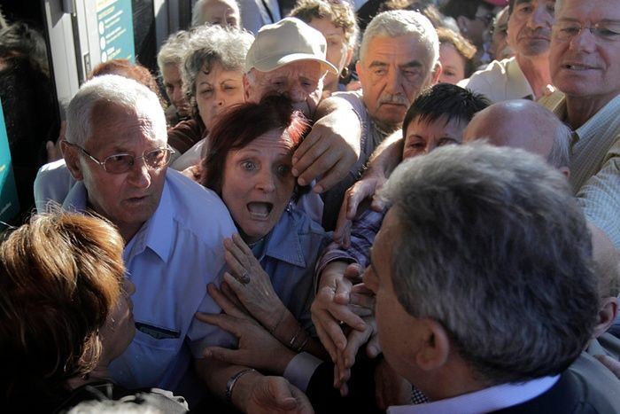 У Греції пенсіонери влаштували тисняву біля банкоматів: фоторепортаж