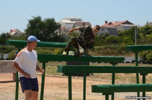 Окупанти звезли до Криму дітей з усієї Росії для змагань у спритності з автоматом: опубліковані фото