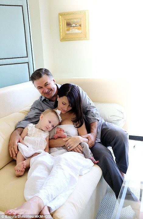 57-летний Алек Болдуин устроил трогательную семейную фотосессию с новорожденным сыном