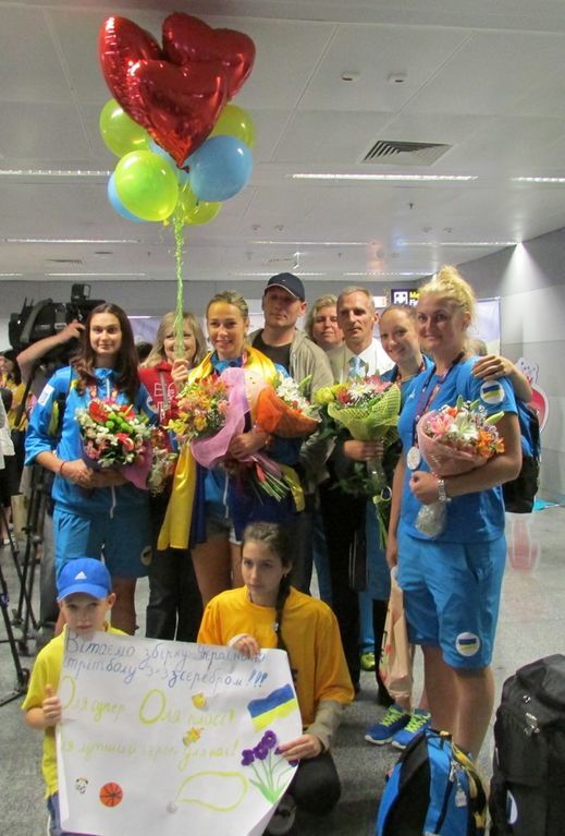 Як збірну України зустрічали з Європейських ігор: ексклюзивне відео