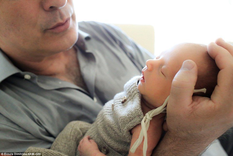 57-летний Алек Болдуин устроил трогательную семейную фотосессию с новорожденным сыном