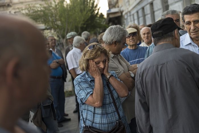 У Греції пенсіонери влаштували тисняву біля банкоматів: фоторепортаж
