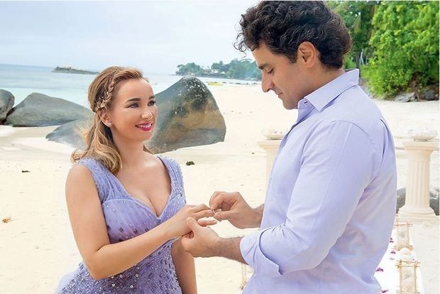 В сети появились первые фото со свадьбы Анфисы Чеховой на Сейшелах