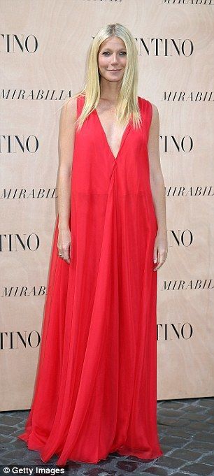 Гвинет Пэлтроу поразила роскошным образом в красном платье от Valentino