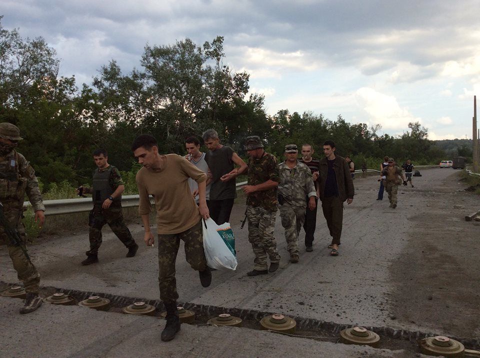 Порошенко сообщил об освобождении из плена террористов 10 бойцов АТО: фамилии героев
