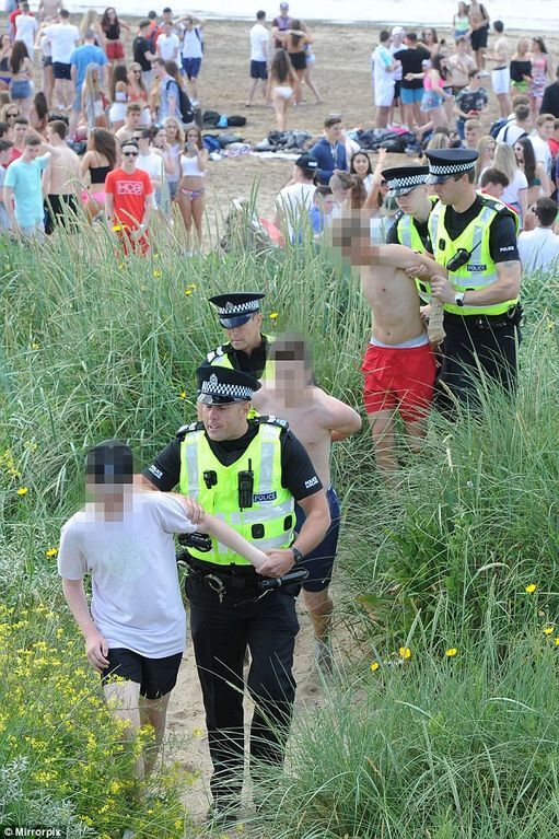 В Шотландии тысячи тинэйджеров устроили оргию на пляже: фотофакт