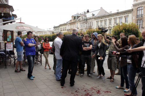 У Львові нардепа з "Опозиційного блоку" облили свинячою кров'ю: опубліковані фото і відео