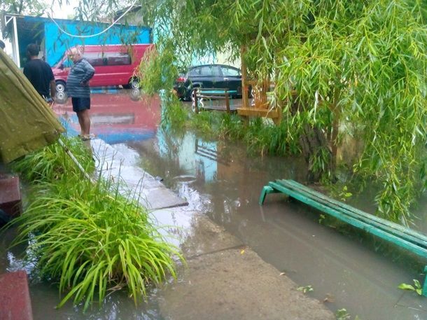 Злива затопила вулиці і автостоянку в Одесі: опубліковані фото