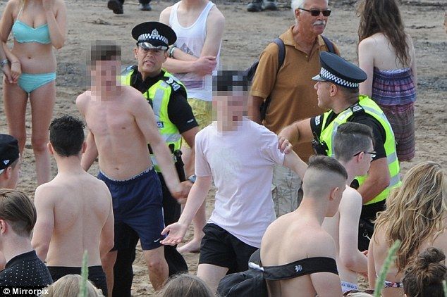 У Шотландії тисячі тінейджерів влаштували оргію на пляжі: фотофакт