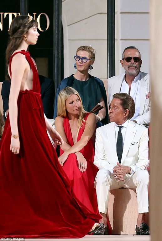 Гвинет Пэлтроу поразила роскошным образом в красном платье от Valentino