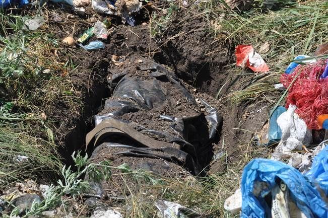 На Дніпропетровщині серед побутового сміття знайшли смертоносний тайник: фото- і відеофакт