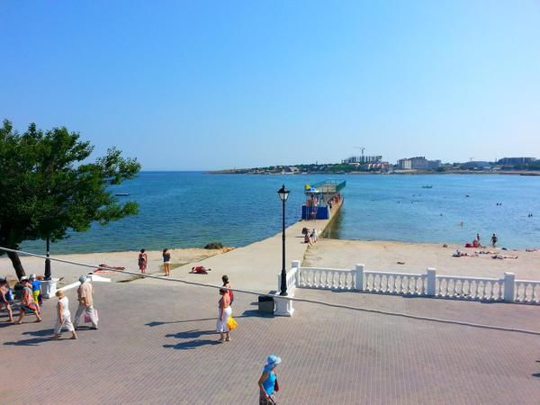 Народна забава. Кримчани знімають порожні пляжі "в не сезон": фото і відеофакти