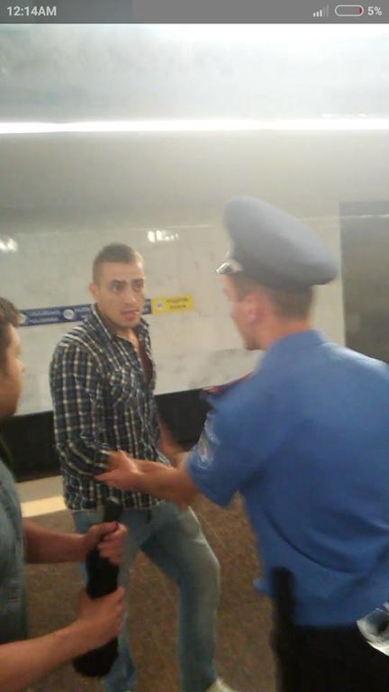 У Києві агресивні хлопці нападали на перехожих і влаштували бійку в метро