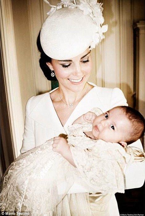 Опубликовано первое официальное семейное фото принцессы Шарлотты