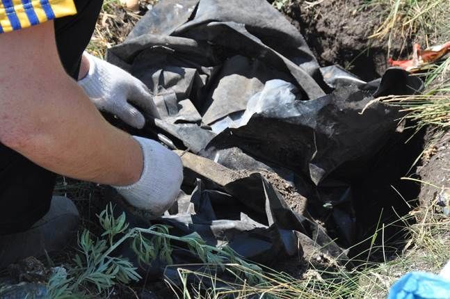 На Днепропетровщине среди бытового мусора нашли смертоносный тайник: фото- и видеофакт