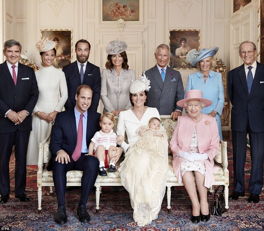 Опубликовано первое официальное семейное фото принцессы Шарлотты