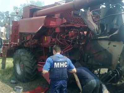На Донбассе на мине подорвался комбайн: опубликованы фото