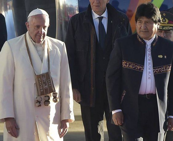 В Боливии "распяли" Христа на серпе и молоте и подарили Папе Римскому: фото и видеофакт